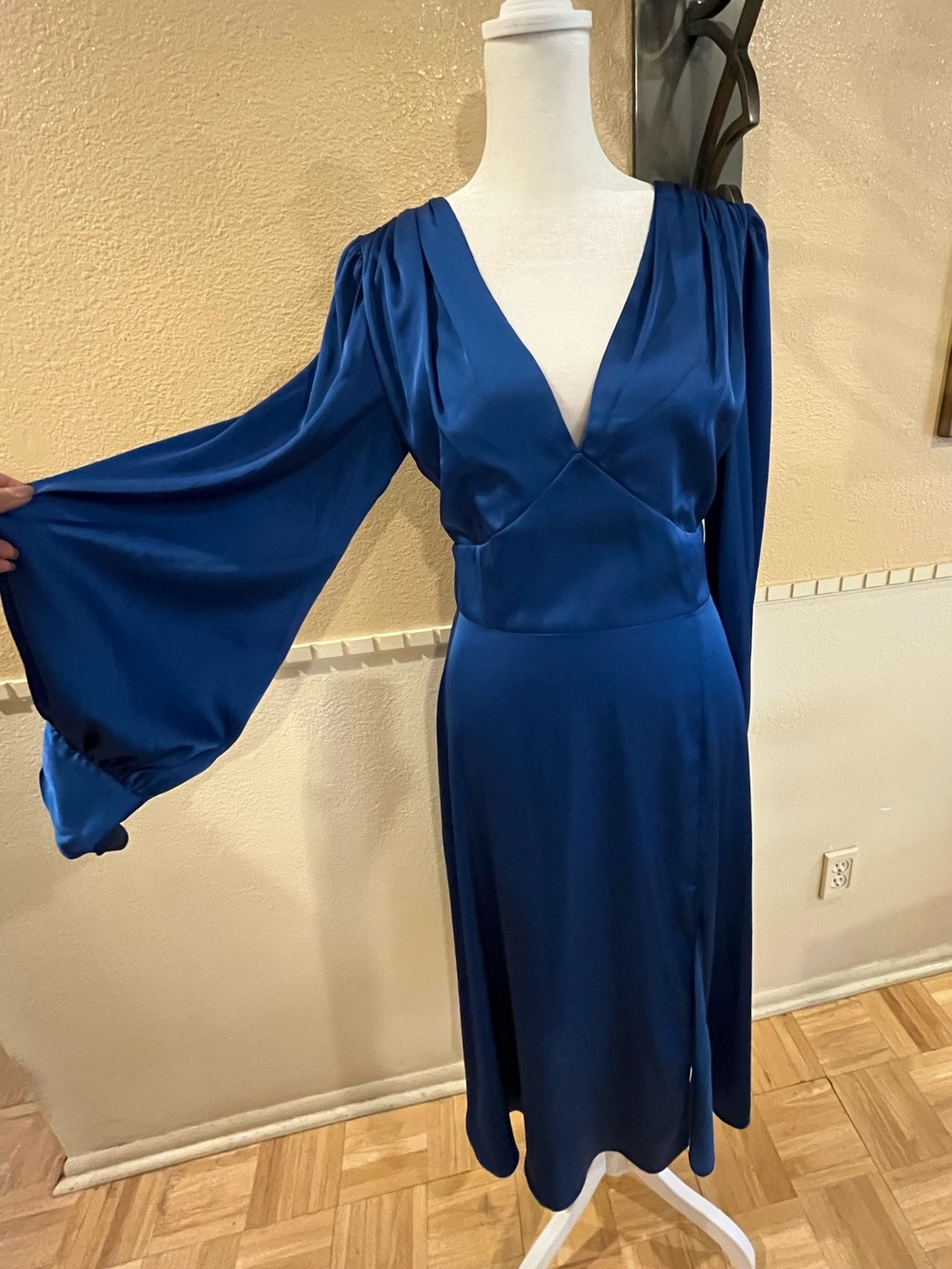 Alexia Admor Satin Midi Dress w/ Long Bishop Sleeve and buttoned cuffs. Slit. 6